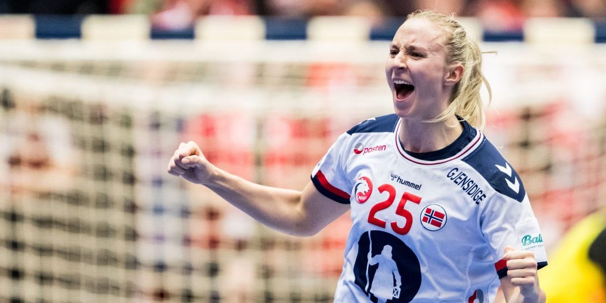 Henny vant prisen IHF Female World Player of the Year 2023, her feirer hun under semifinalen i håndball-VM for kvinner mellom Danmark og Norge 15. desember 2023 i Herning. Photo: Petter Arvidson / BILDBYRÅN / kod PA / PA0710
